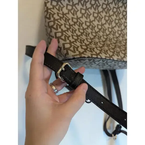 DKNY Bradee Signature Backpack Bag Flap Closure Logo Pattern Beige Original - Picture 4 of 9